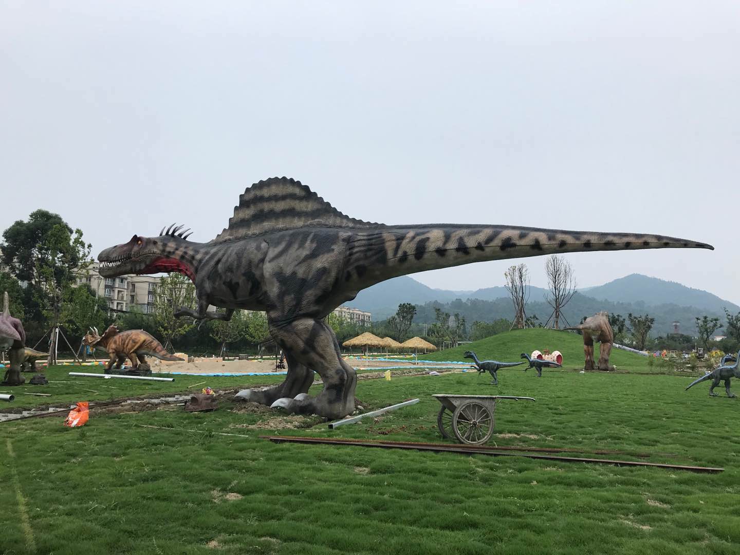 彭州科普展，仿真恐龍和仿真昆蟲安裝完成